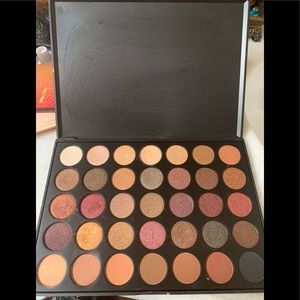 Morphe pallet is 35F,Fallinto Frost